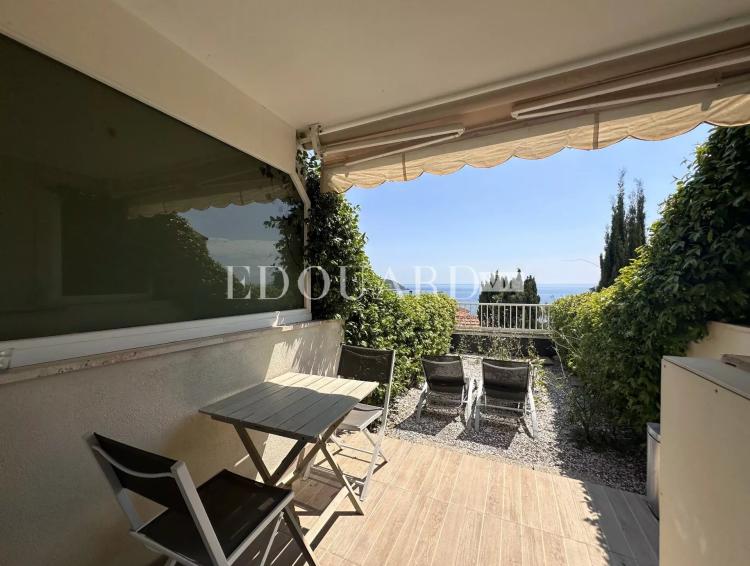 Petit studio en très bon état avec terrasse couverte, agréable jardin et magnifique vue mer panoramique