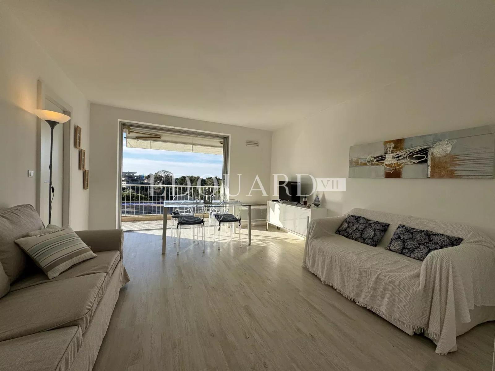 Beau deux pièces meublé à louer avec terrasse et parking, dans immeuble de grand standing