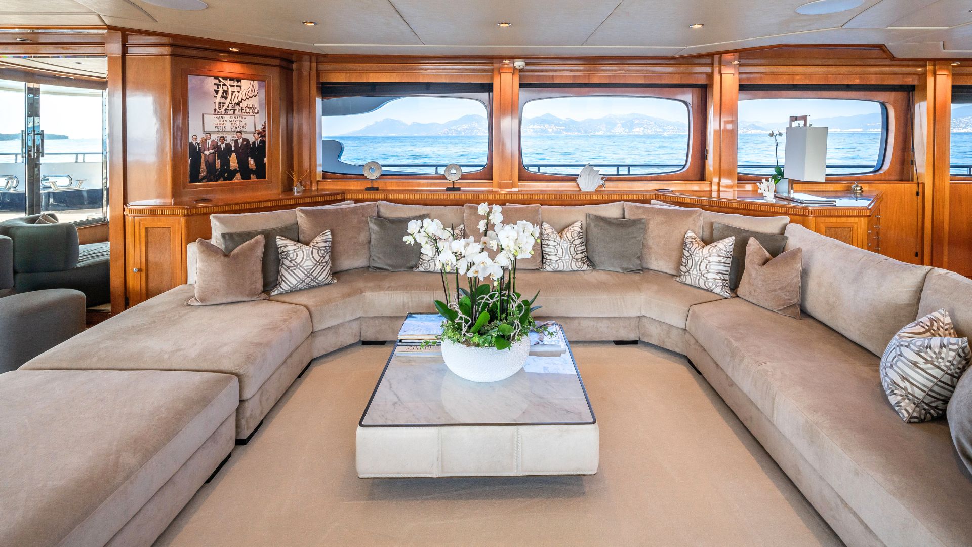 CZ2Q1_superyacht.jpg