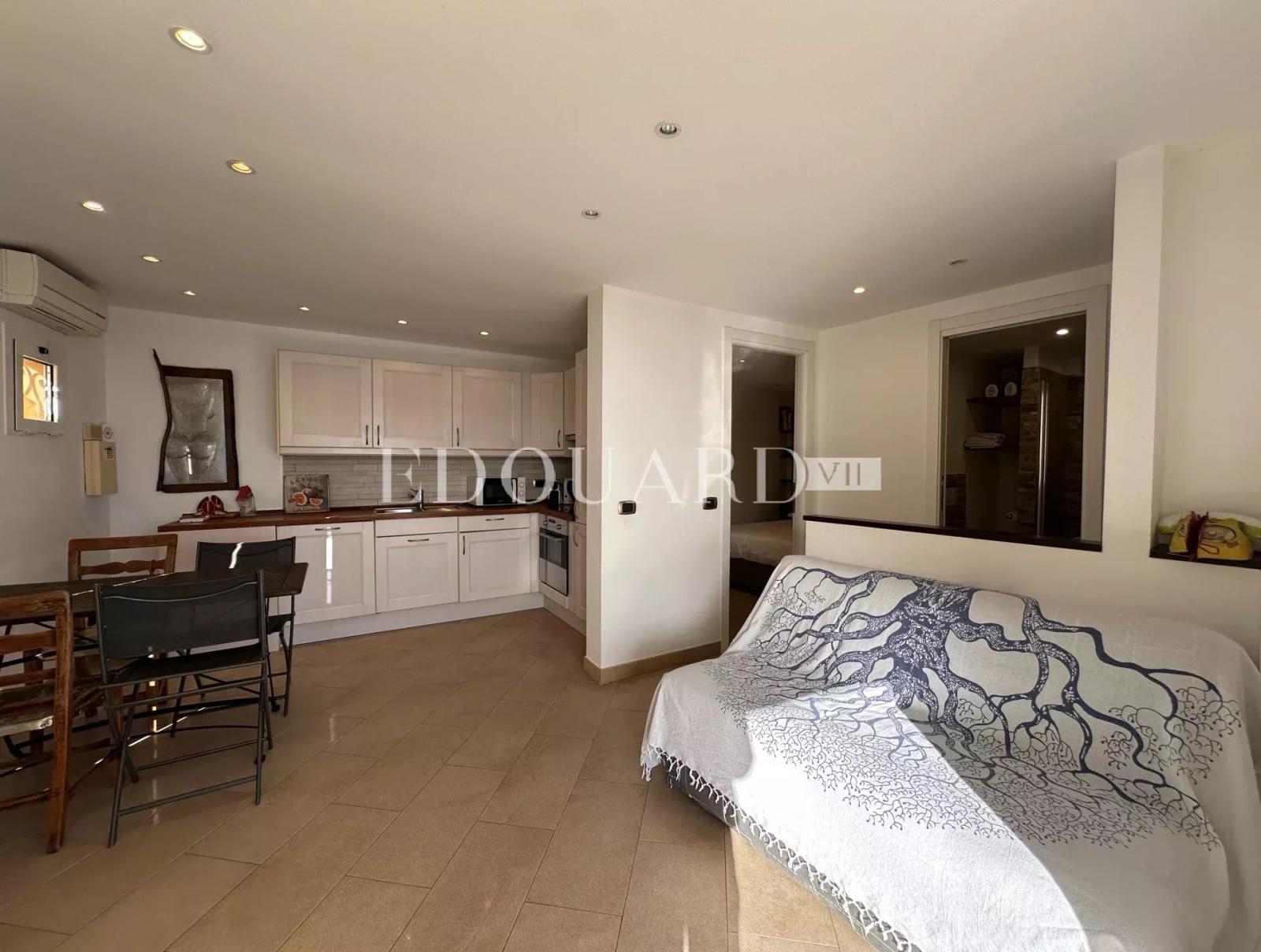 En exclusivité trois pièces avec vaste terrasse, belle vue mer panoramique et parking privatif