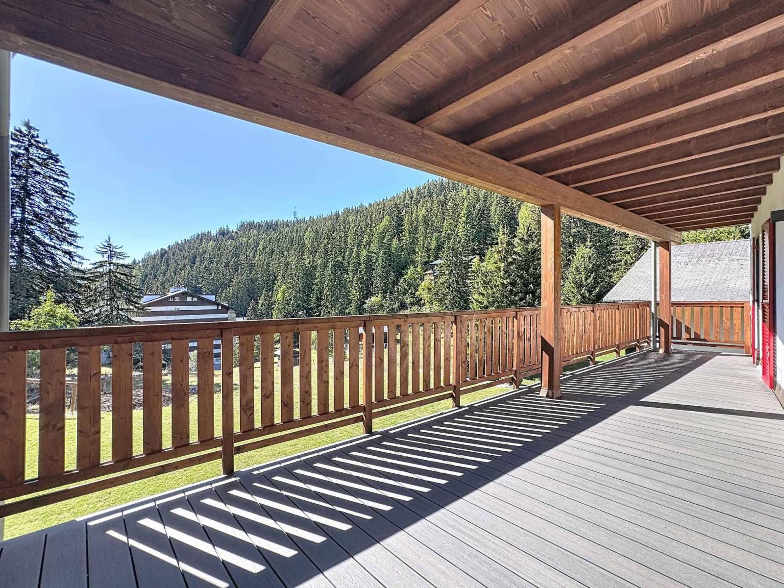 CHALET DE 15,5 PIÈCES
COMPOSÉ DE TROIS APPARTEMENTS INDÉPENDANTS