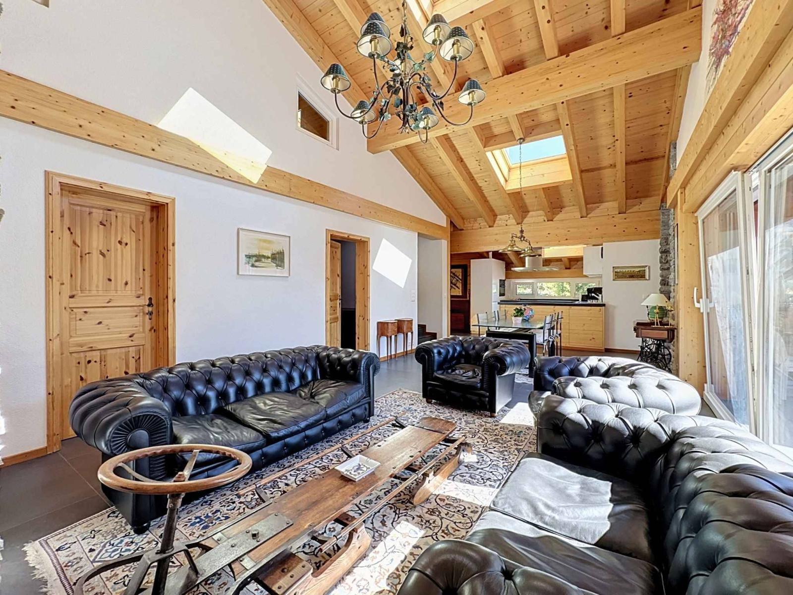 CHALET DE 15,5 PIÈCES
COMPOSÉ DE TROIS APPARTEMENTS INDÉPENDANTS