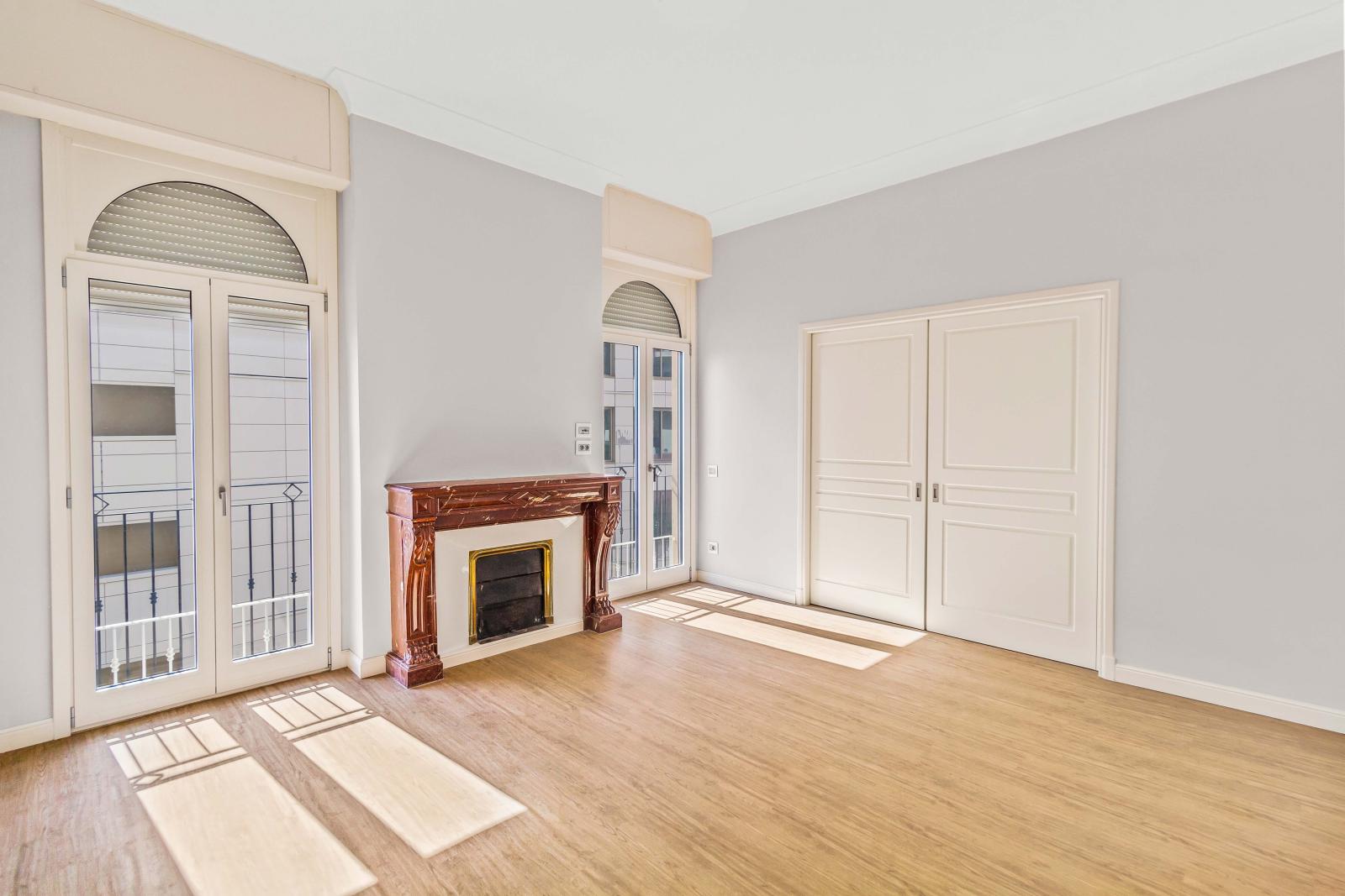 Villa Bel Air: 5 Pièces Bourgeois Duplex Entièrement Rénové avec Vue Mer et Parking