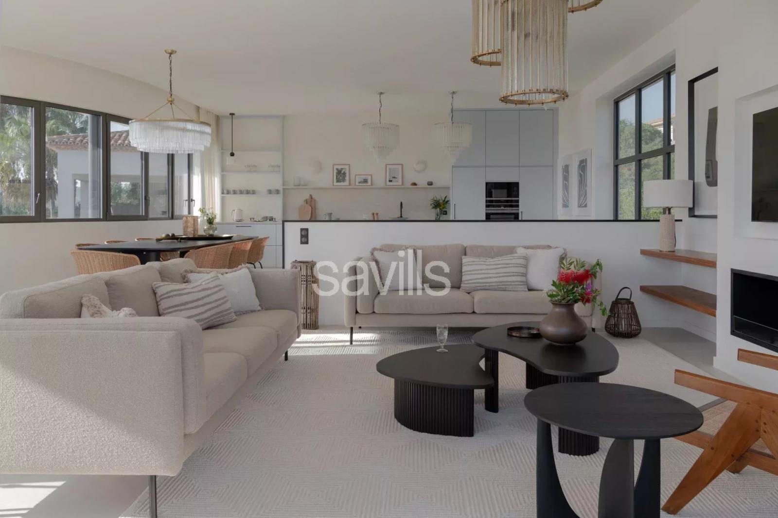 Villa contemporaine avec piscine à débordement et vue mer