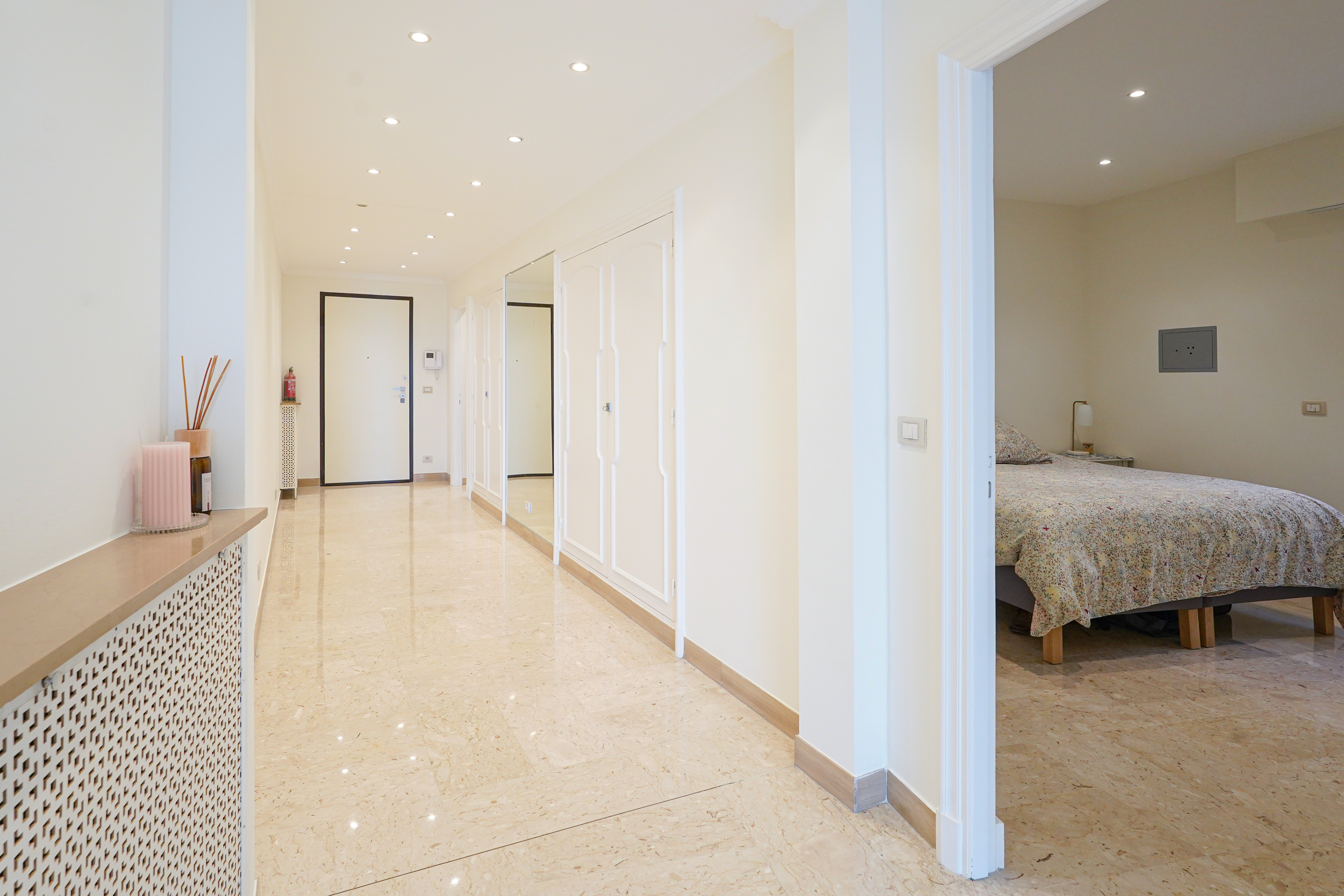 104c3_couloir2-5-pie-ces-zodiaque-barnes-valeri-agency-monaco-1791297201.jpg