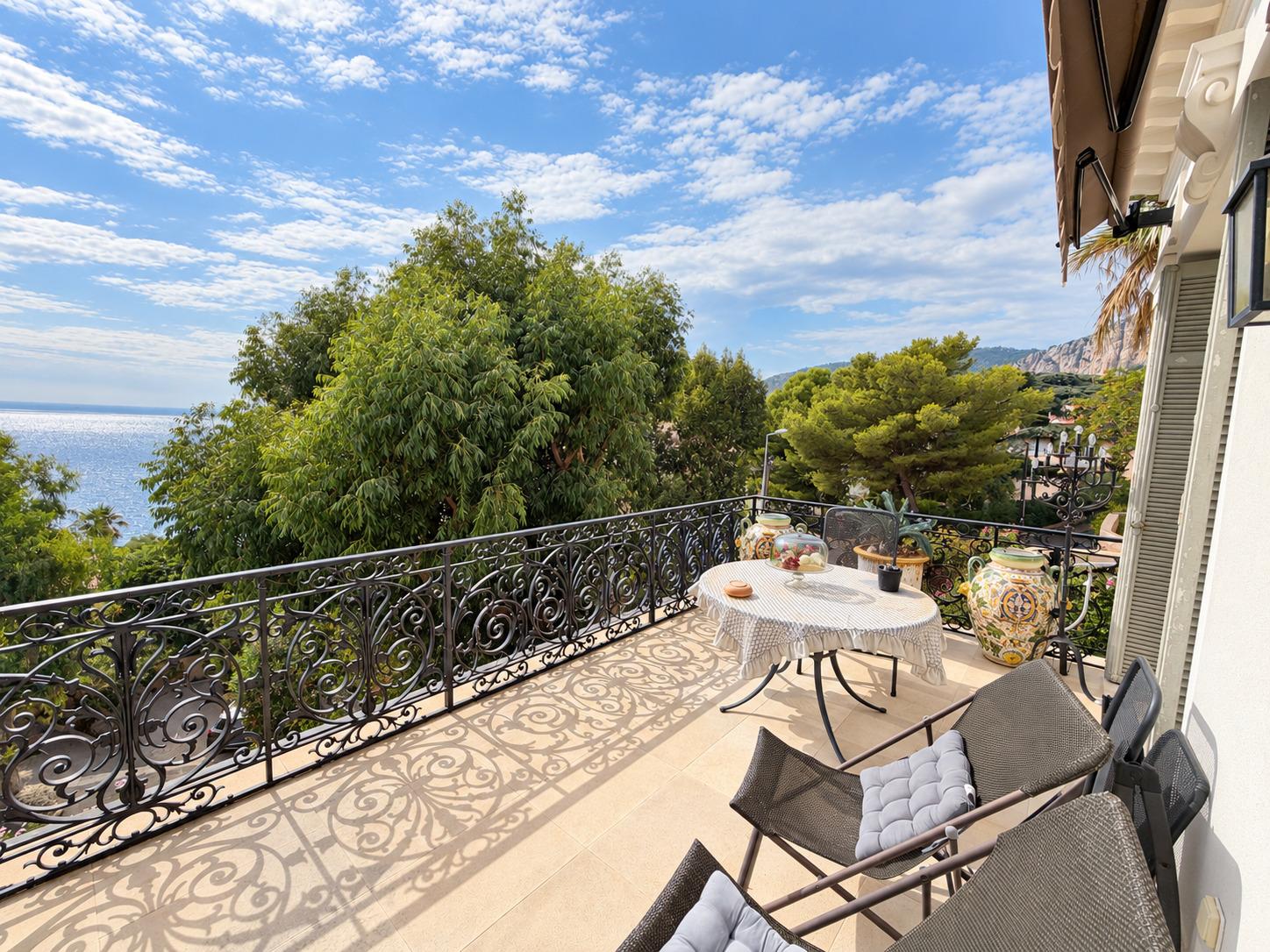 Cap-d’Ail – Élégant appartement à l’esprit villa, jardin privatif, piscine et vue mer