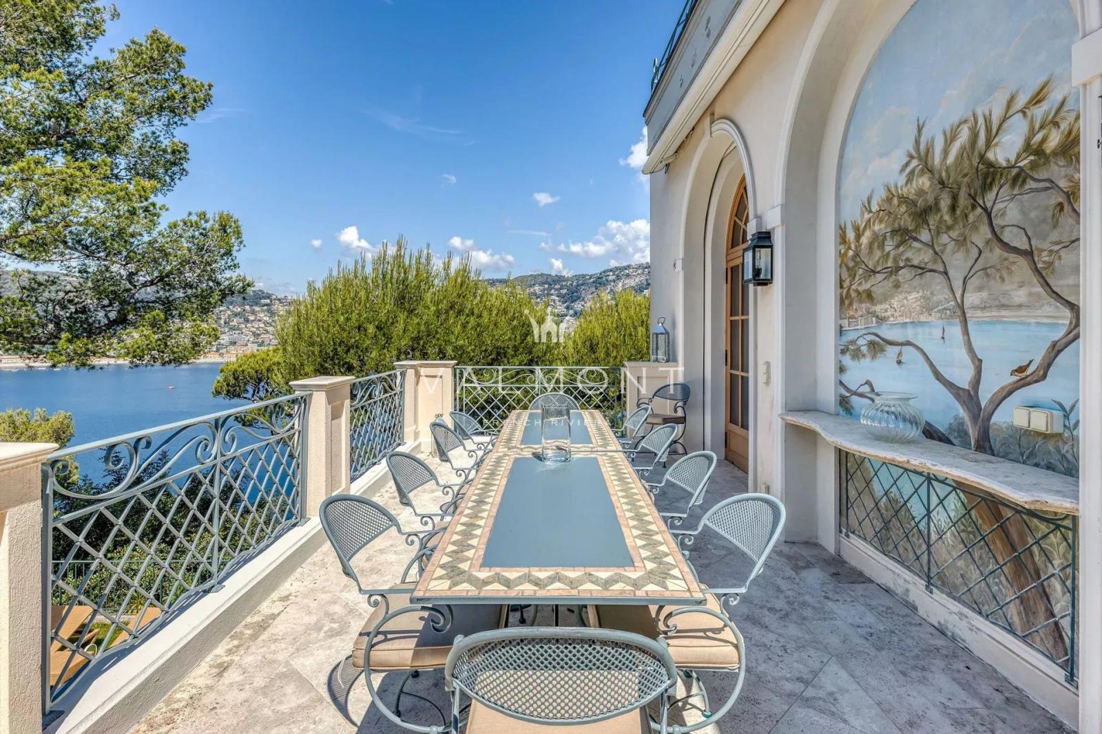 ELEGANTE VILLA AVEC UNE VUE IMPRENABLE SUR LA MER