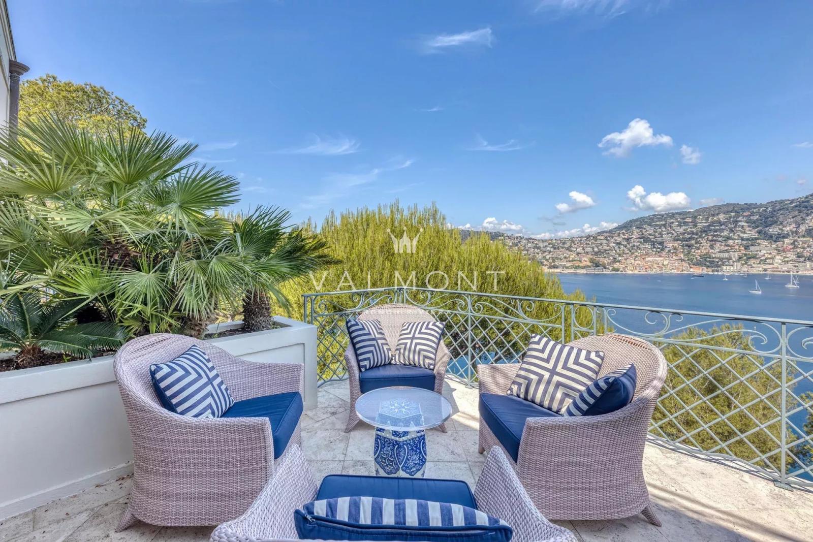 ELEGANTE VILLA AVEC UNE VUE IMPRENABLE SUR LA MER