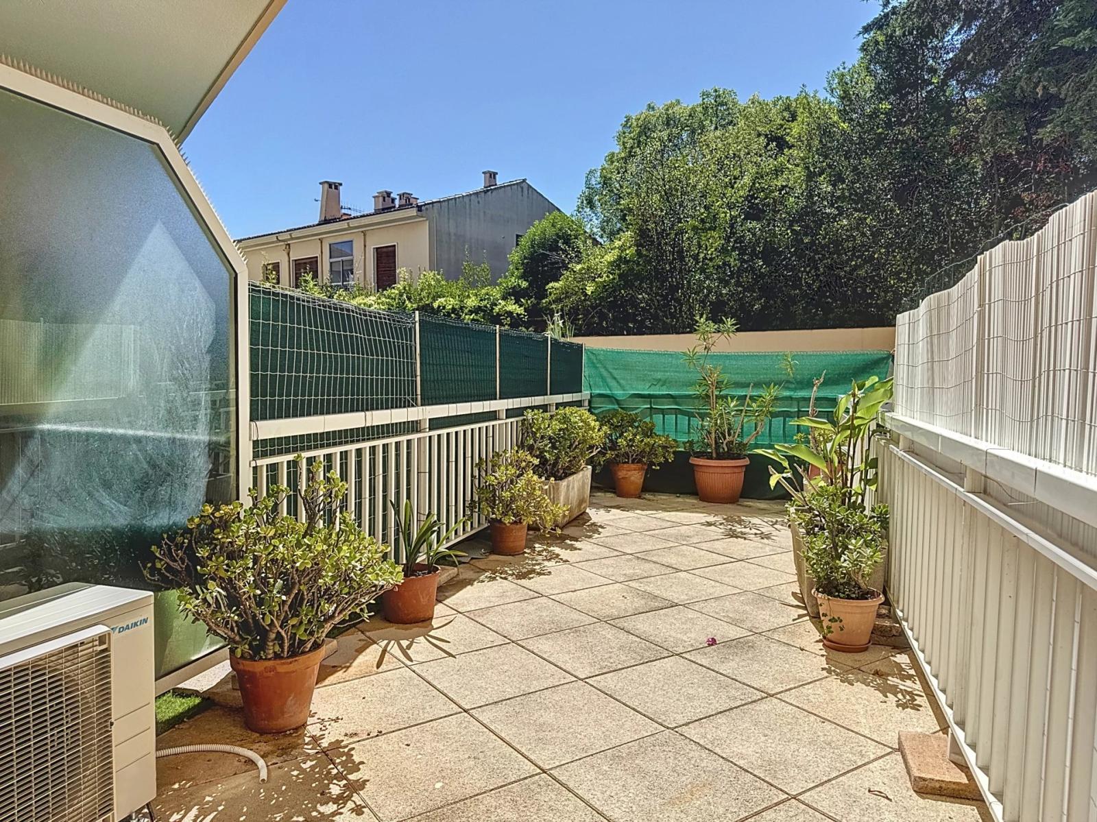 CANNES CENTRE STUDIO 25m2 TERRASSE RENOVE