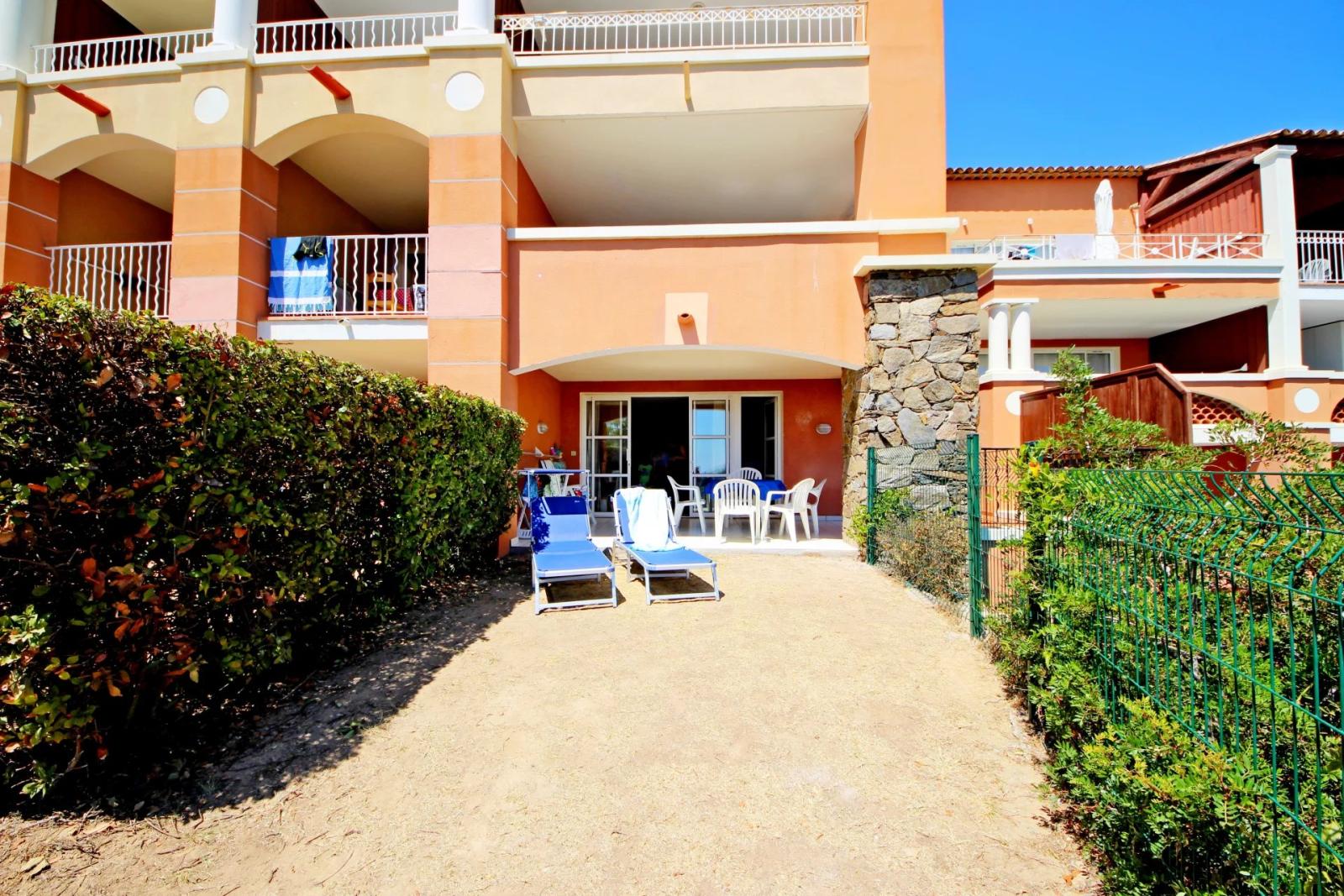 Sous offre AGAY CAP ESTEREL APPARTEMENT DEUX PIECES AVEC TERRASSE ET JARDIN EXPO SUD VUE MER. PARKING