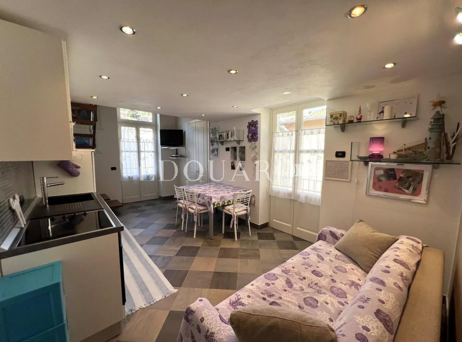 En exclusivité petit trois pièces en très bon état avec deux chambres en mezzanine, proche commerces et écoles