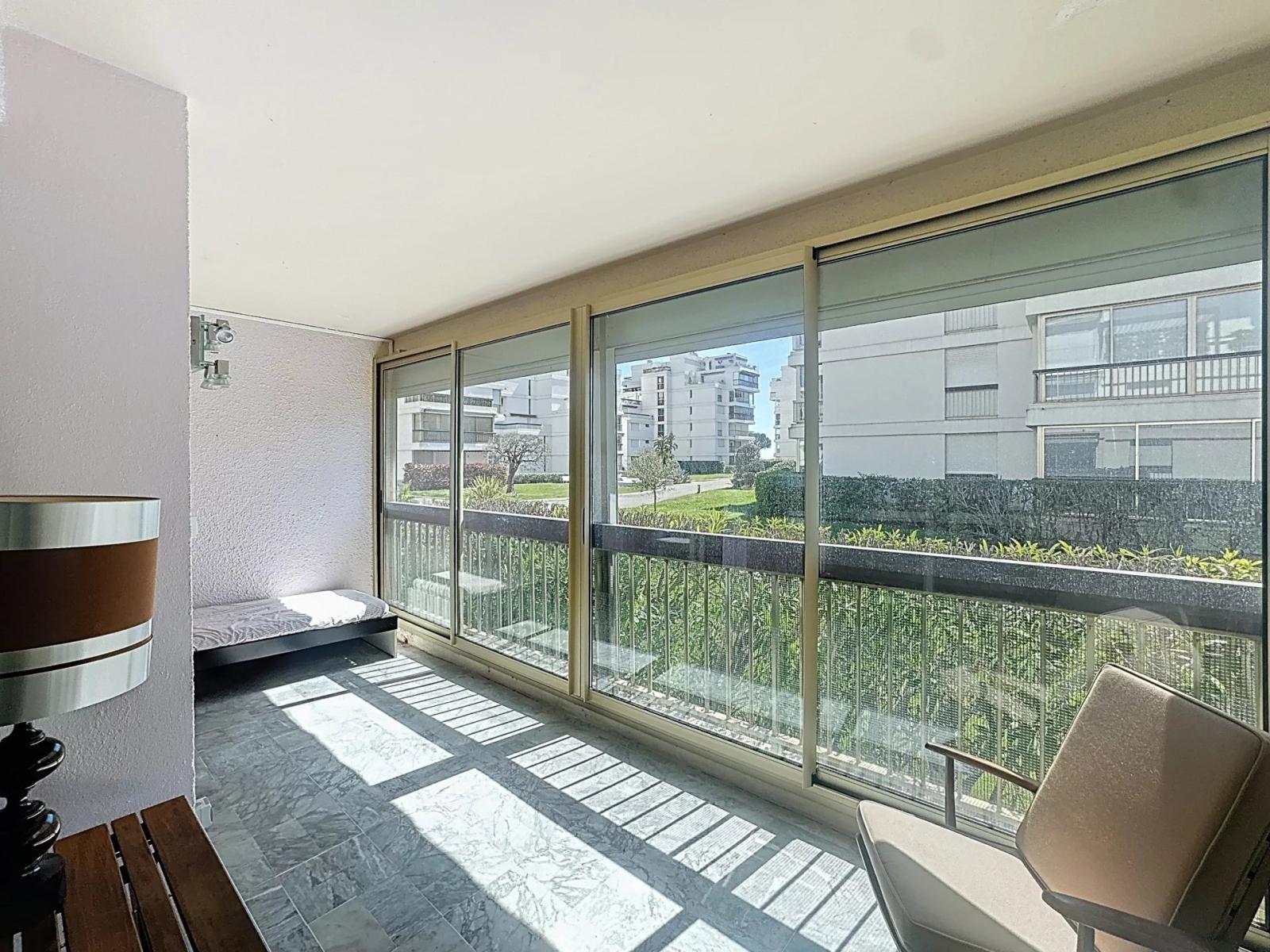 EXCLUSIVITÉ – GRAND STUDIO – À 20 MÈTRES DE LA PLAGE – CAVE & PARKING