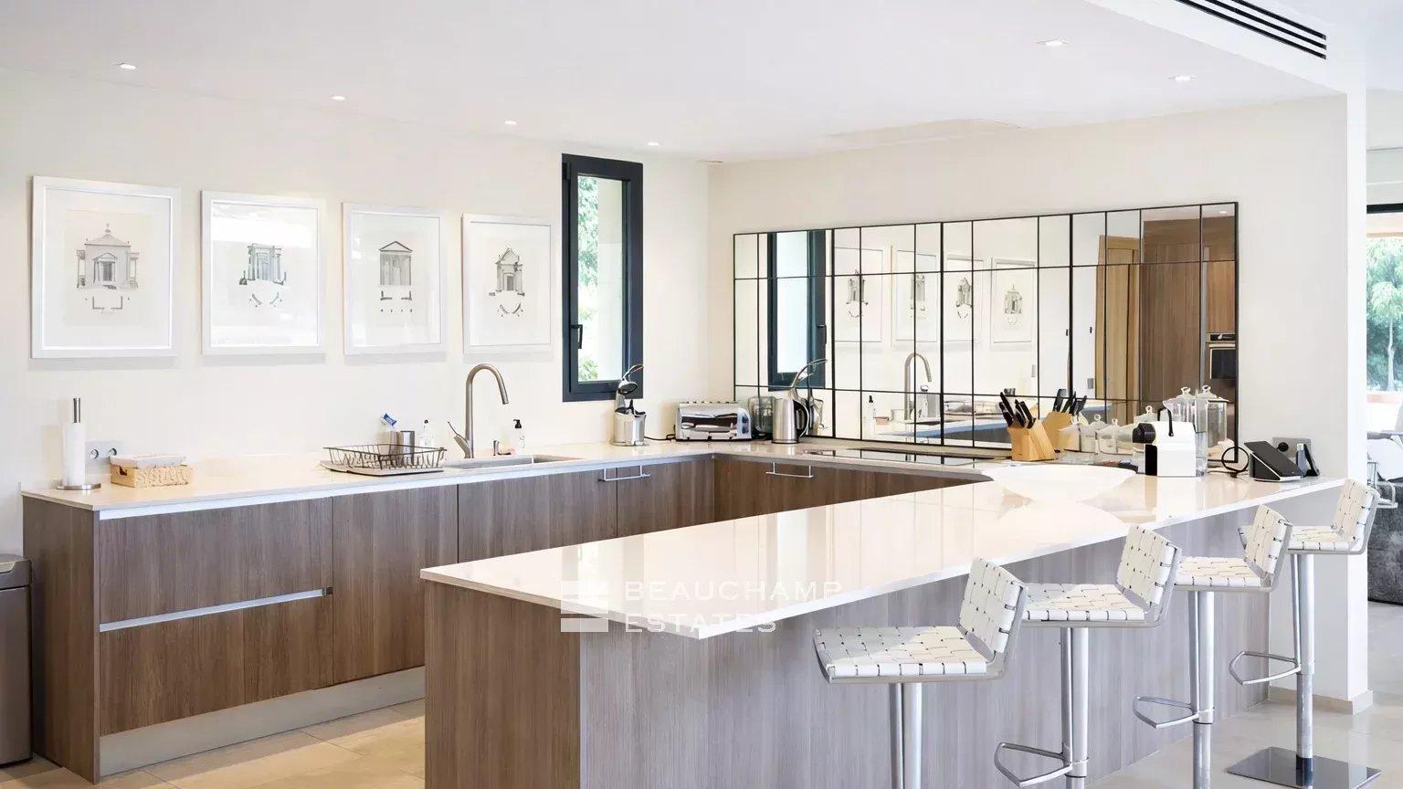 Villa contemporaine dans un domaine privé, à pieds du centre ville de Saint-Tropez et de la plage