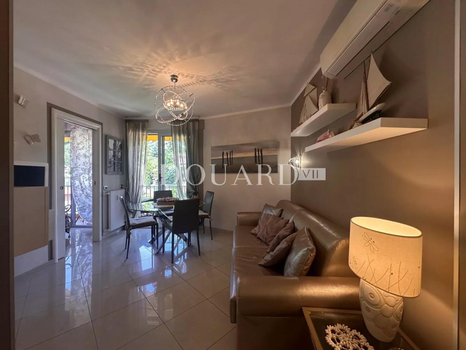 Deux pièces en excellent état avec terrasse et cave, au sixième étage d’un immeuble avec conciergerie, exclusivité