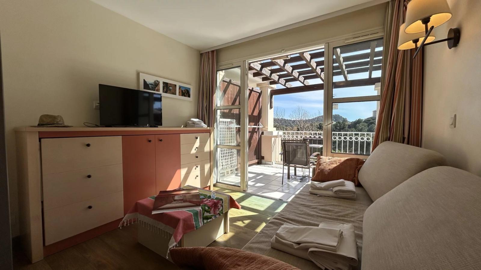AGAY CAP ESTEREL ALLEE DES FLEURS DEUX PIECES DERNIER ETAGE. PARKING