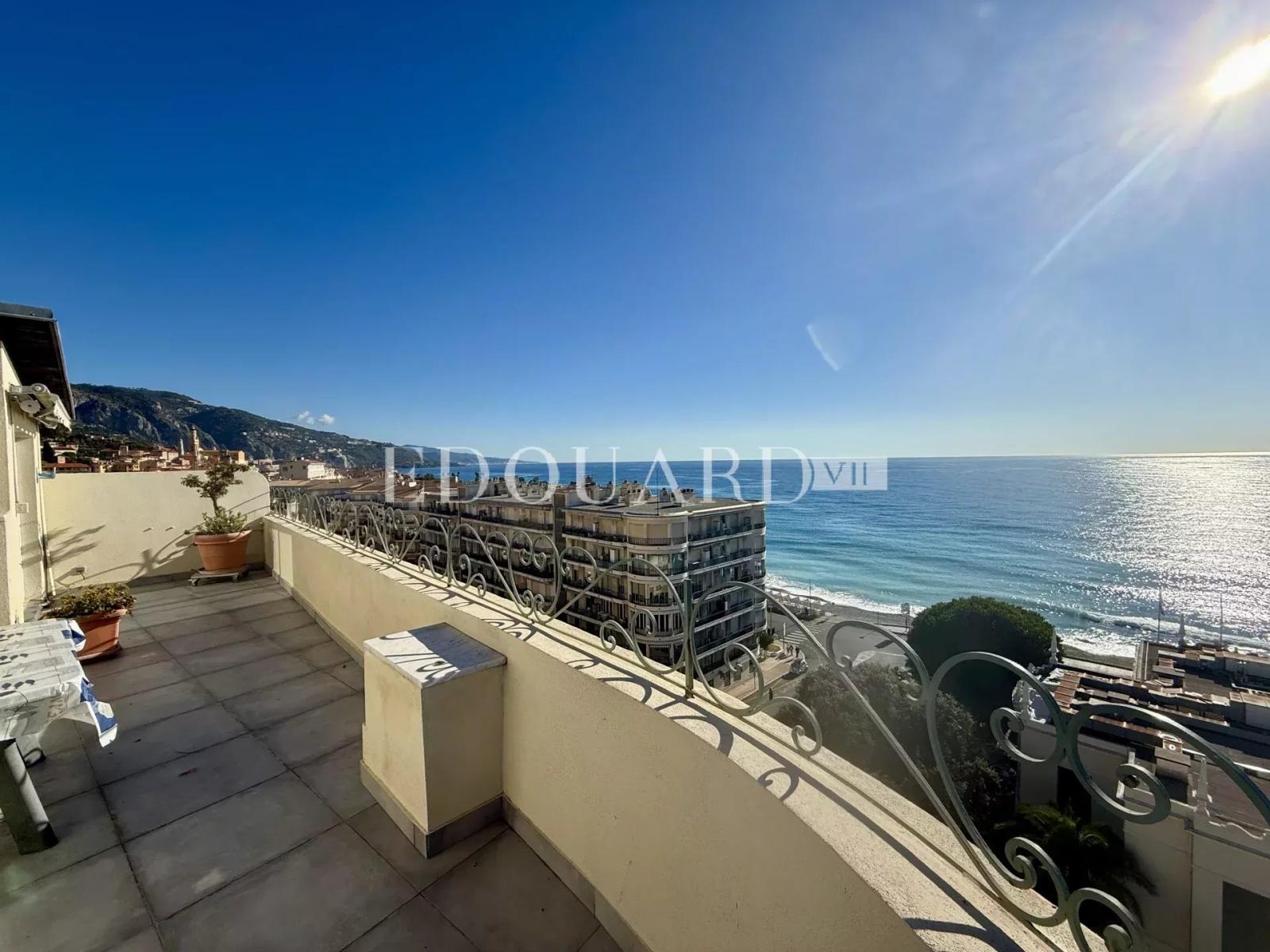 Trois pièces en dernier étage d'un magnifique immeuble Belle Époque avec superbe vue mer panoramique