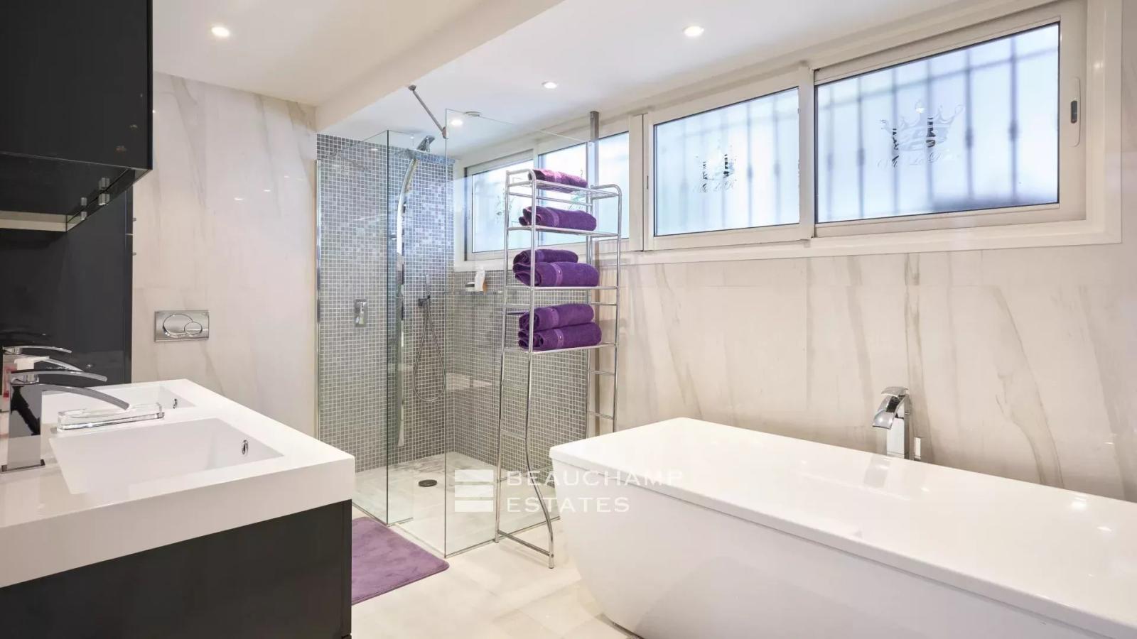 Exclusivité - Superbe villa moderne de 5 chambres avec vue mer panoramique - Golfe Juan