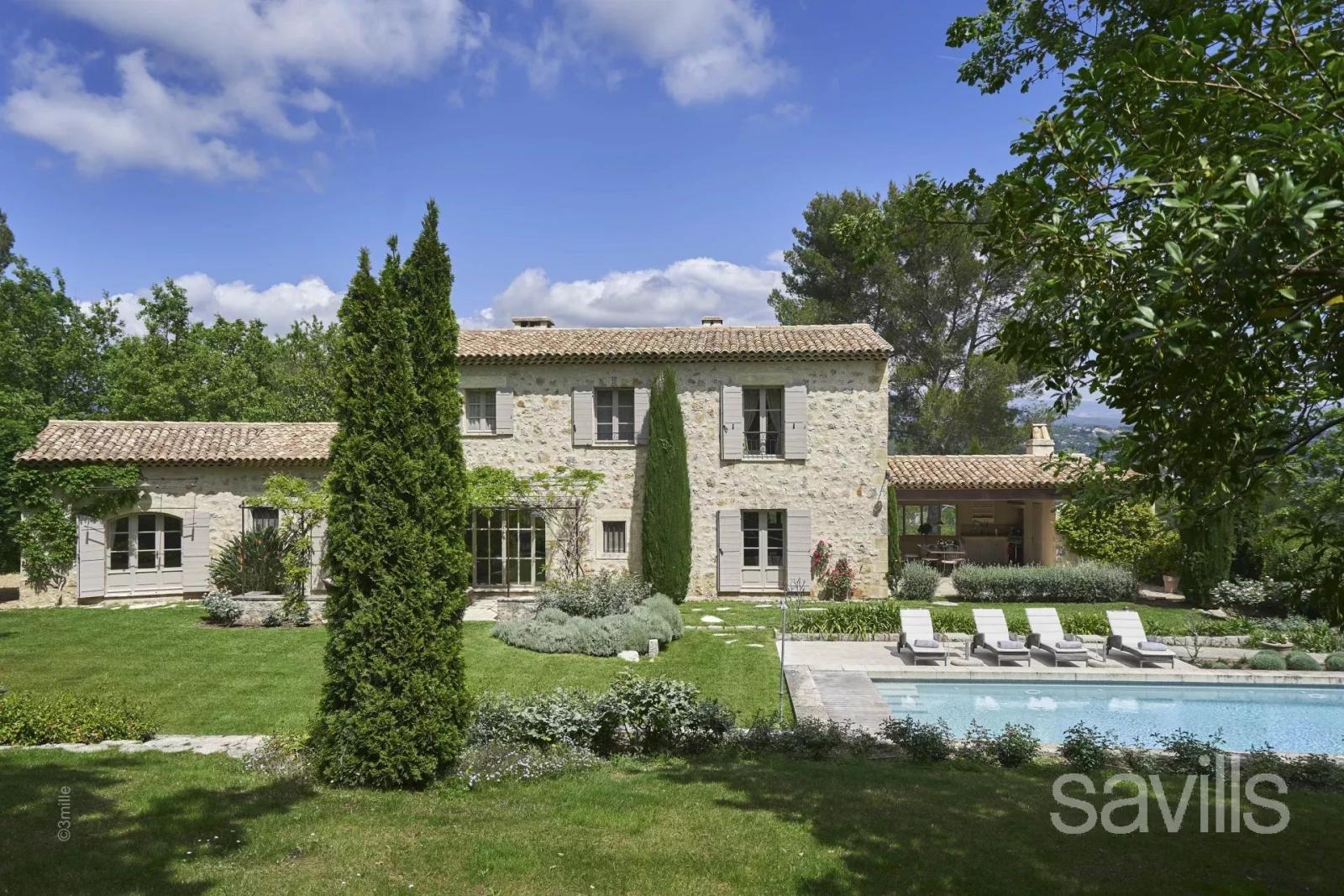 Superbe villa en pierre dans un domaine privé