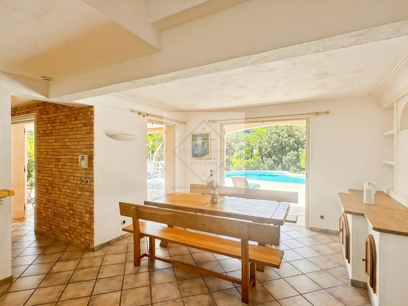 À VENDRE – VILLA DE CHARME VUE MER À ANTIBES, CALME ABSOLU