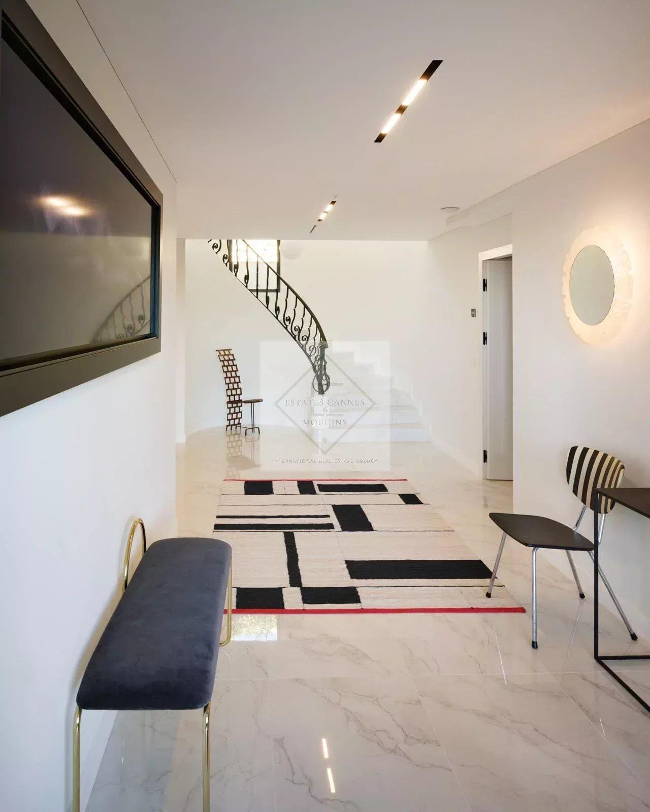 Villa de luxe à Cannes : Écrin d'élégance avec vue mer panoramique dans un domaine privé