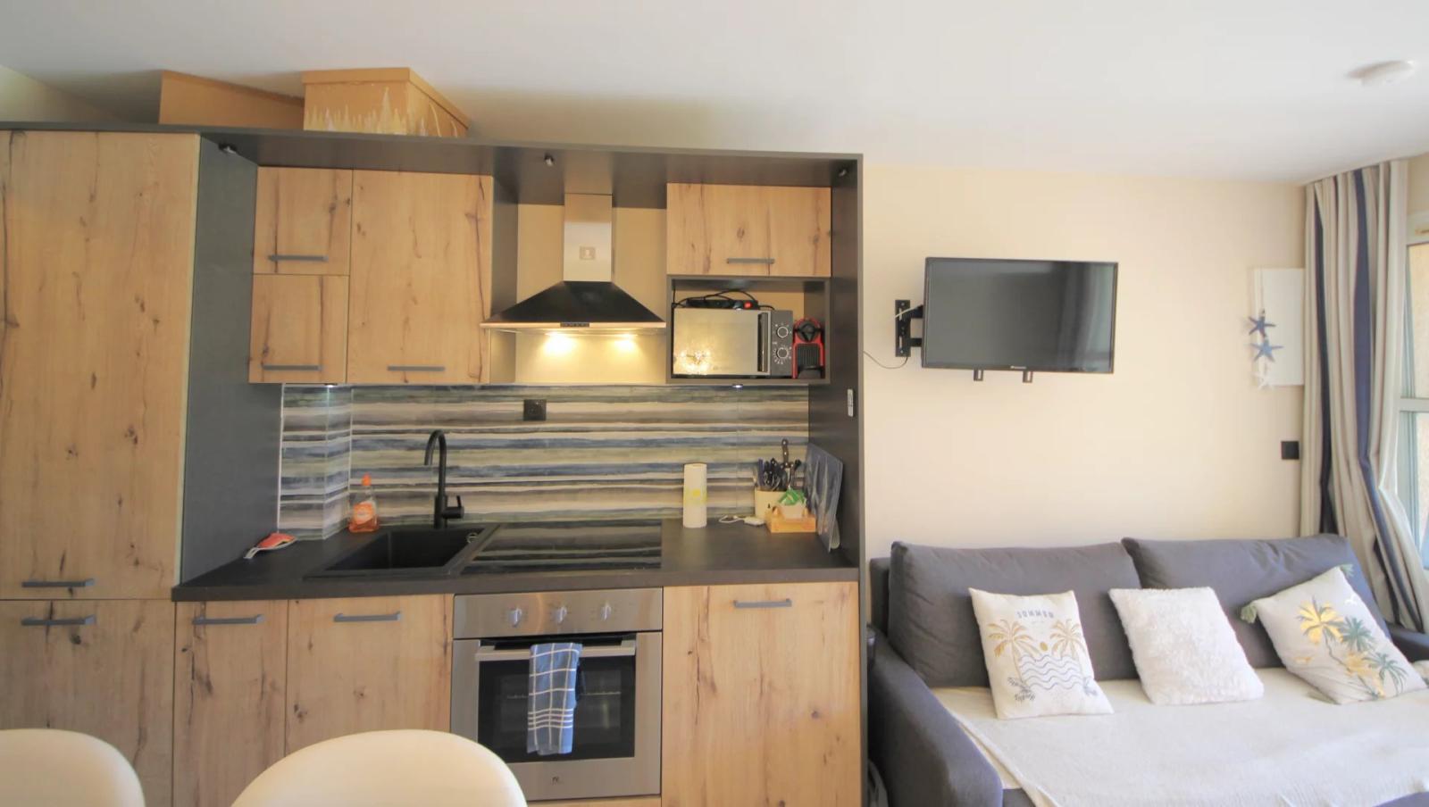 Agay - Cap Esterel - CHARMANT APPARTEMENT AVEC COIN CHAMBRE, EN REZ-DE-JARDIN AVEC VUE SUR L'ESTÉREL – ENTIÈREMENT RÉNOVÉ. Parking