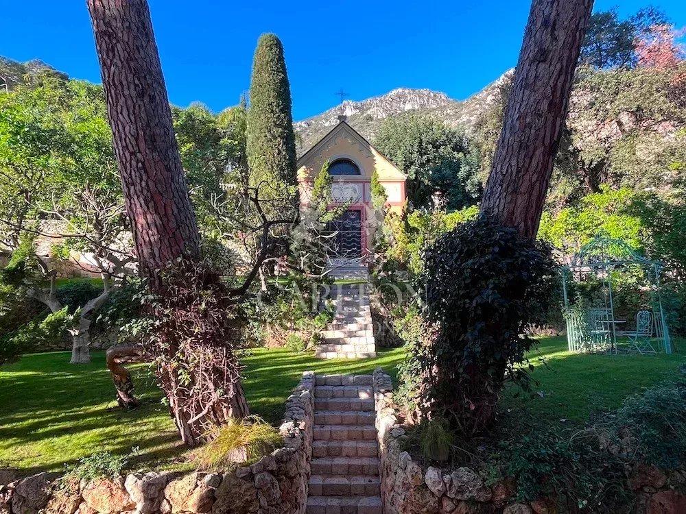 Villa d’exception à pied des plages, offrant une vue mer panoramique et deux maisons d’invités