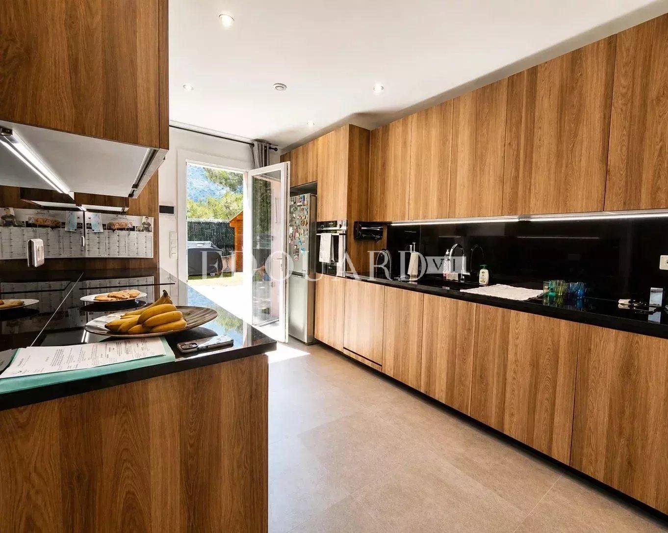 Rare sur la commune de Roquebrune Cap Martin, quatre pièces en bas de villa avec jardin, vue mer et parking