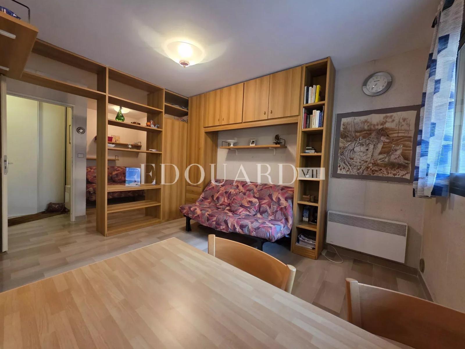 En exclusivité deux pièces en bon état, au premier étage d'un immeuble de standing dans le centre de Menton