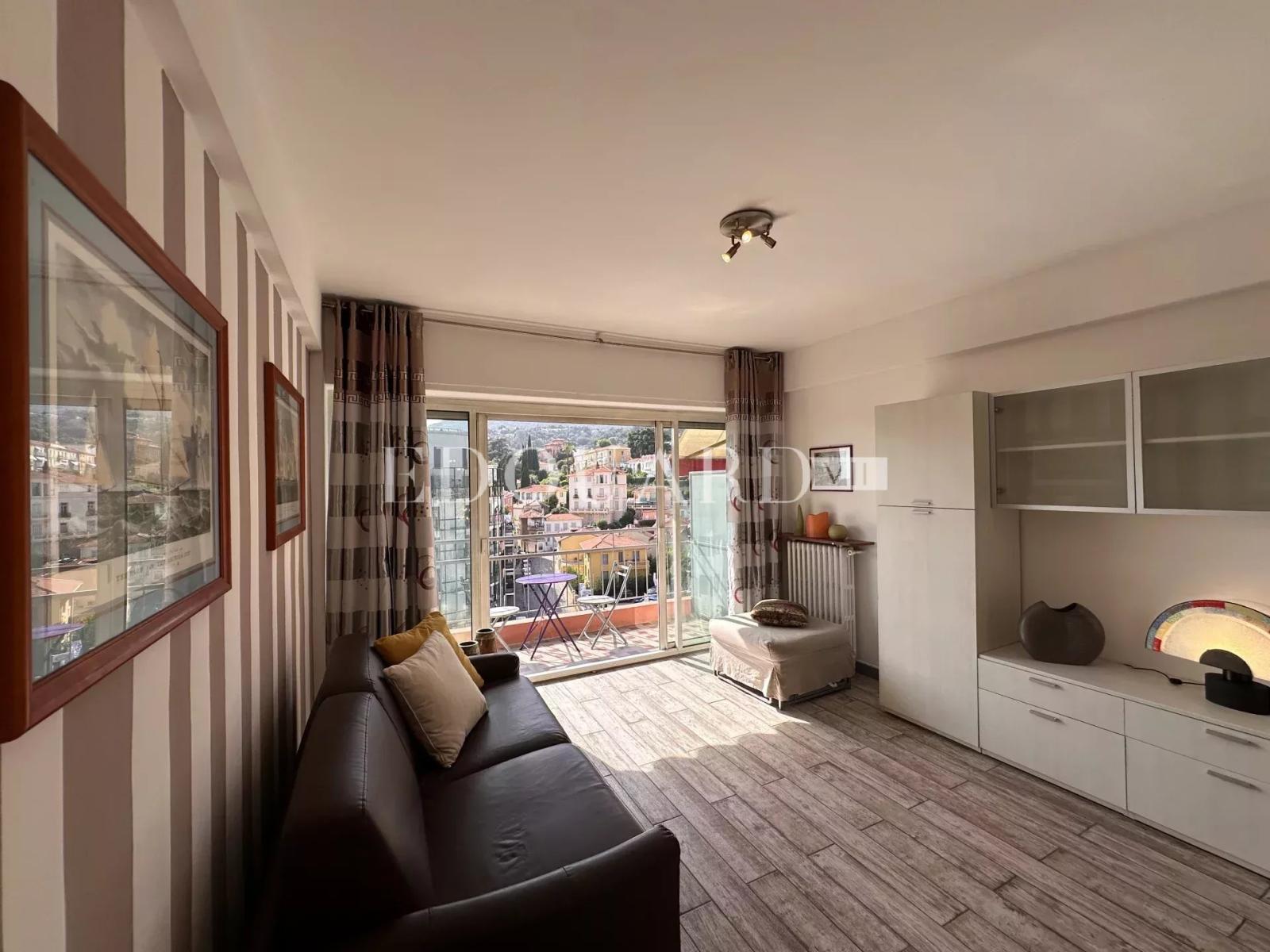 Dans le centre de Menton, en exclusivité grand studio en bon état avec terrasse et agréable vue dégagée