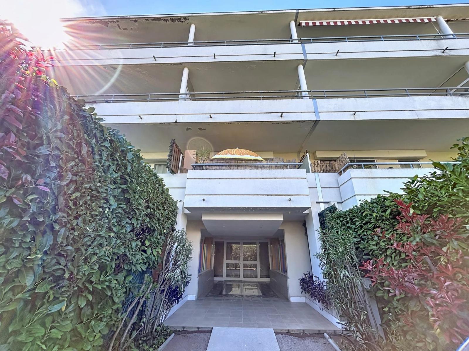 CANNES PETIT JUAS - 2P DERNIER ÉTAGE - SANS VIS A VIS