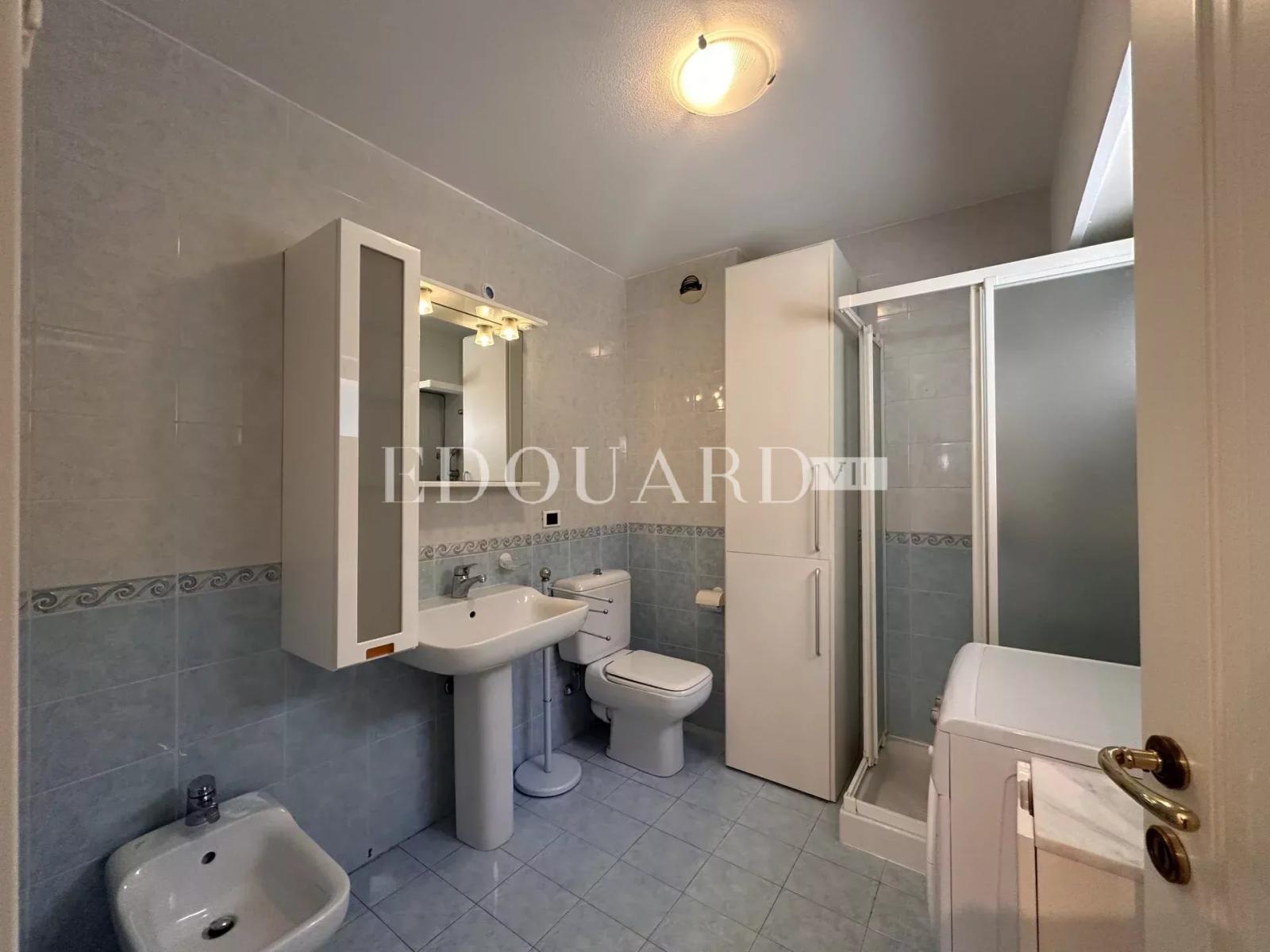 En exclusivité deux pièces avec terrasse, magnifique vue mer, spectaculaire solarium, spacieux parking