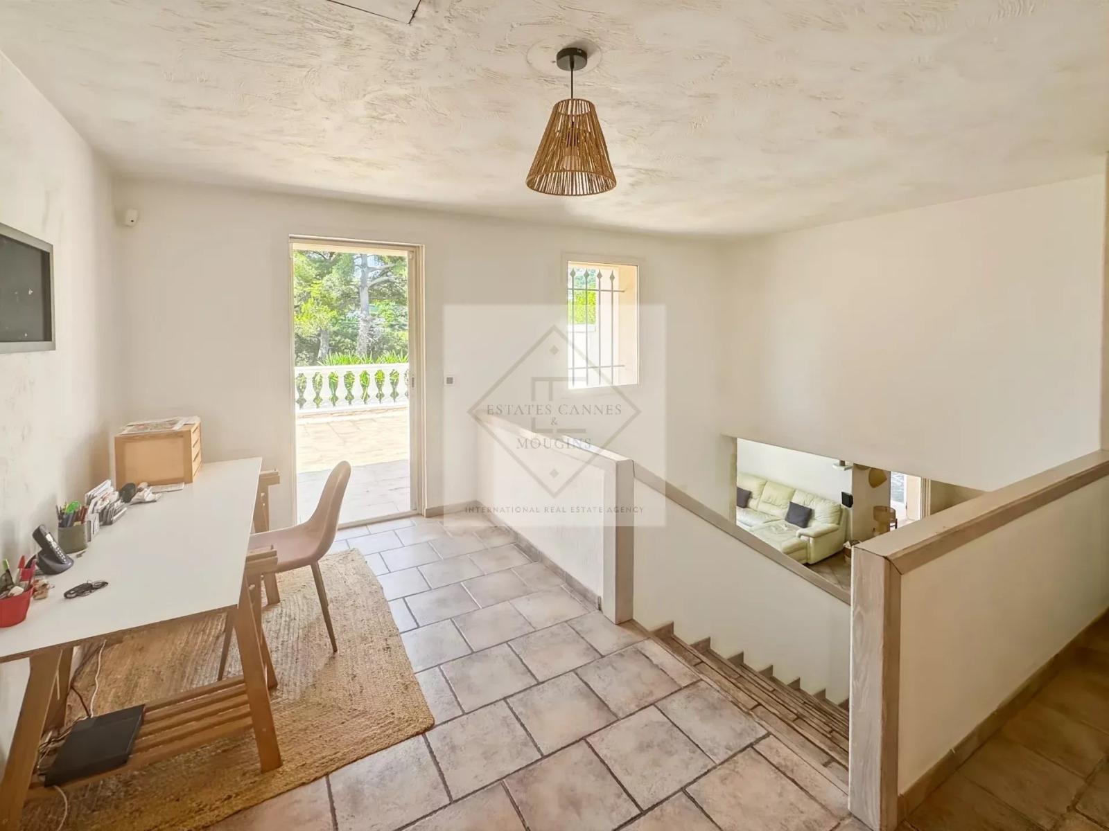 À VENDRE – VILLA DE CHARME VUE MER À ANTIBES, CALME ABSOLU