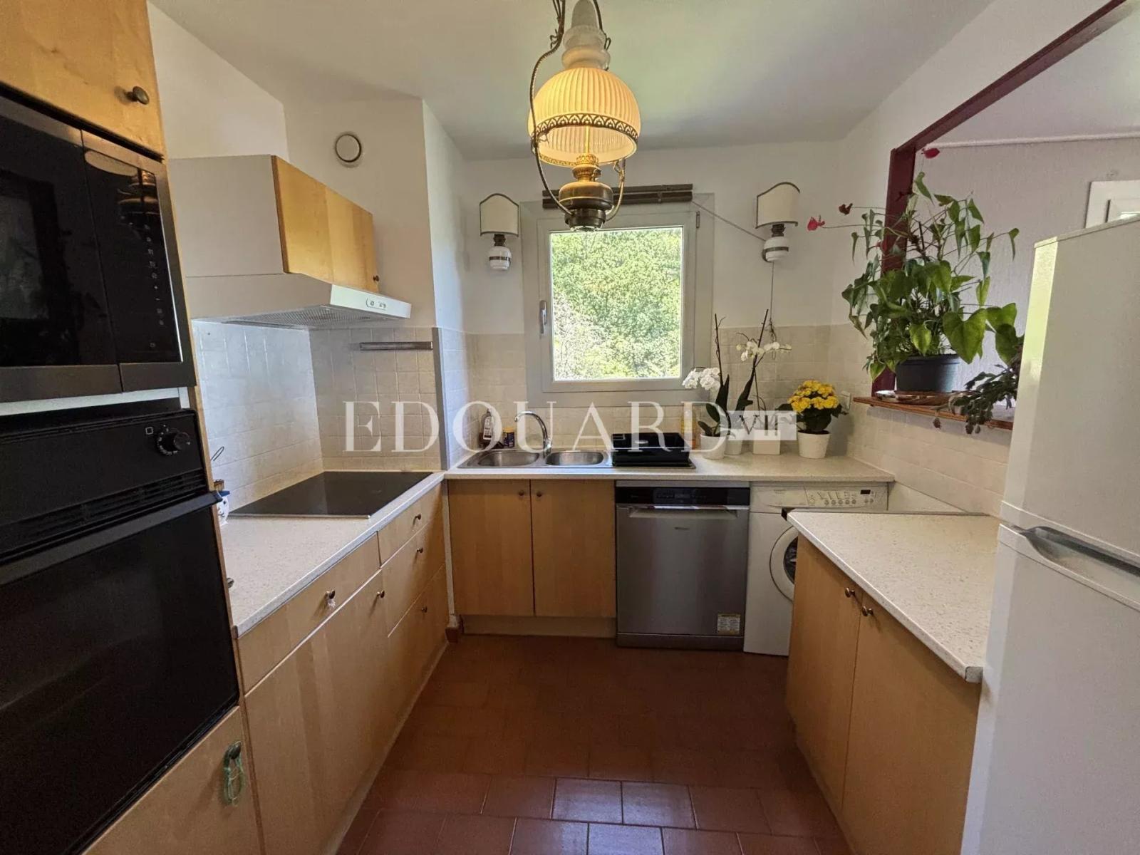 Trois pièces en bon état avec jolie terrasse, belle vue panoramique jusqu'à la mer, cave, possibilité garage