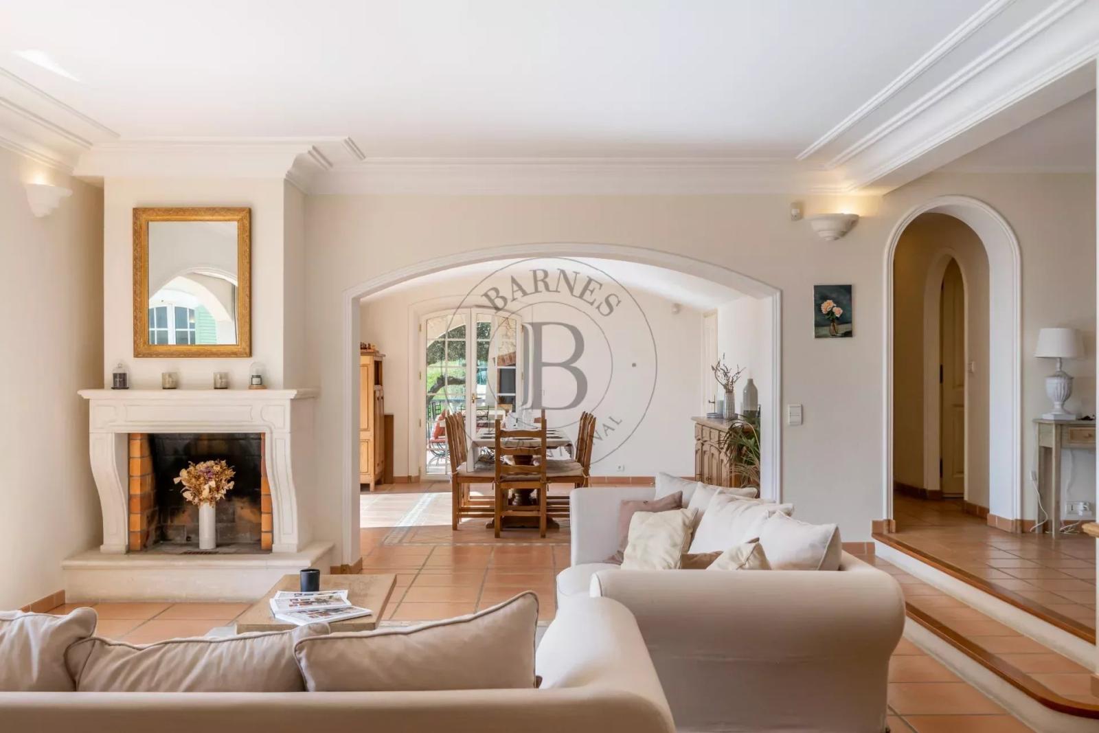 PROCHE MOUGINS - VILLA PROVENÇALE AVEC VUE MER ET COLLINES PANORAMIQUE - HELIPAD PRIVE