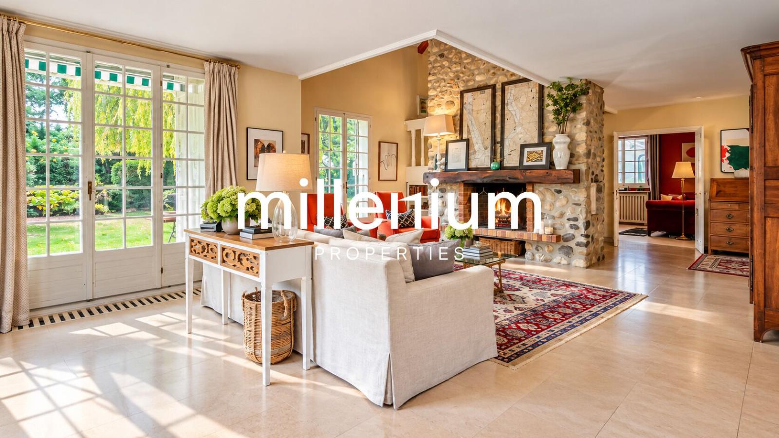 Maison de style classique avec piscine au cœur d’un magnifique jardin