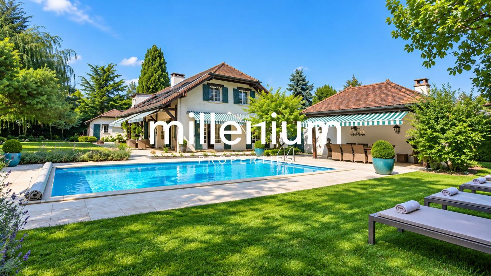 Maison de style classique avec piscine au cœur d’un magnifique jardin