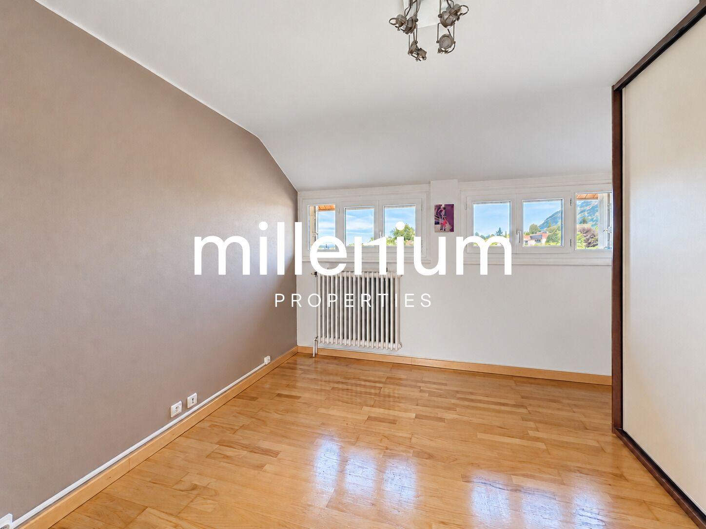Appartement de 3 pièces au dernier étage avec terrain privatif