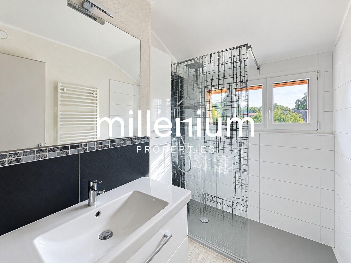 Appartement de 3 pièces au dernier étage avec terrain privatif