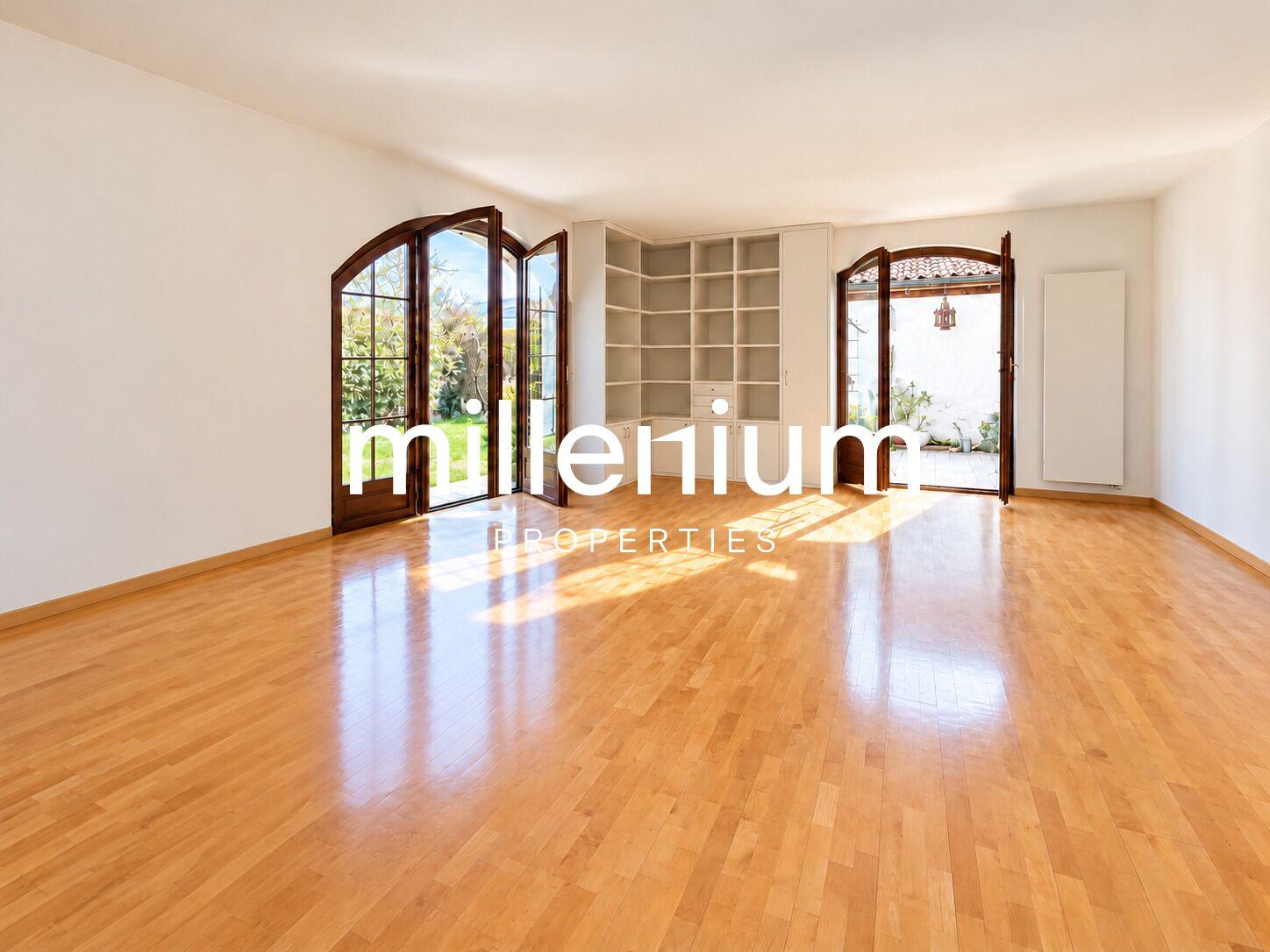 Maison contemporaine semi meublée avec jardin et studio indépendant
