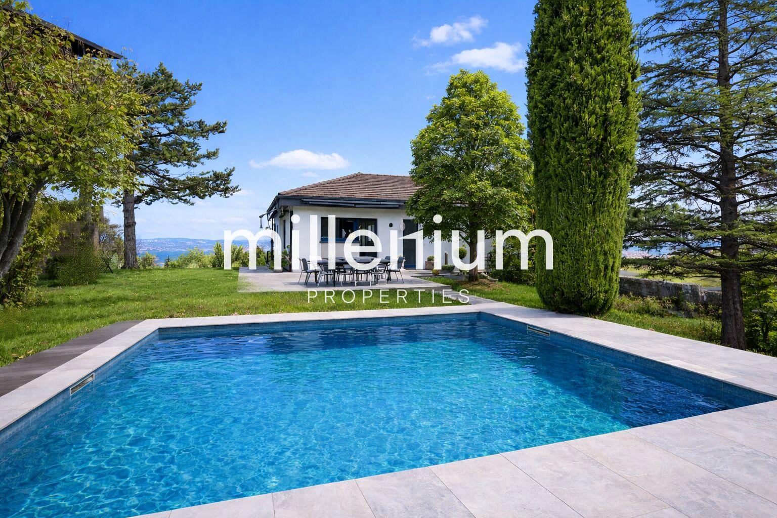 Villa contemporaine avec toit-terrasse et vue dégagée – Proche Genève