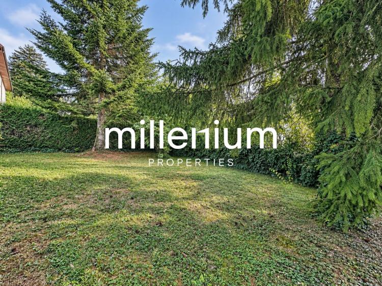 Appartement de 3 pièces au dernier étage avec terrain privatif
