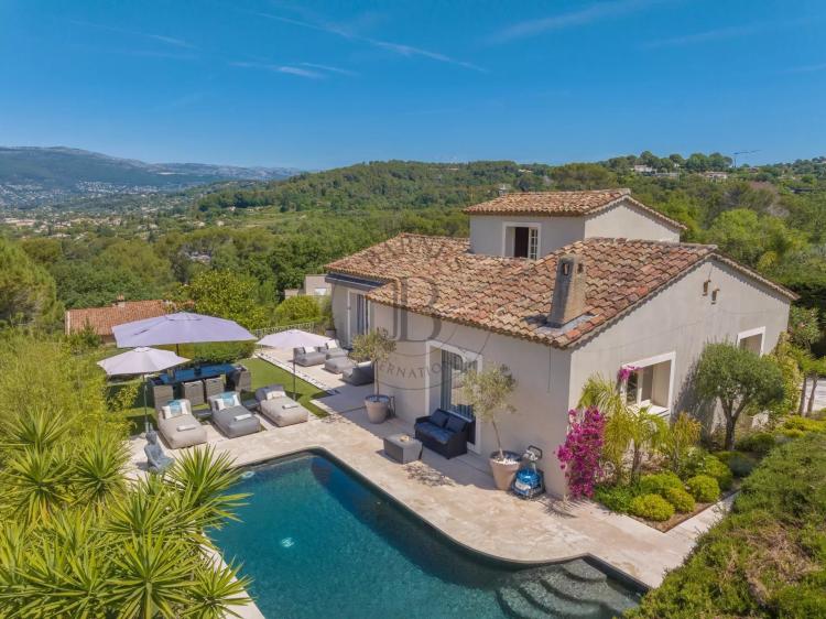 MOUGINS - VILLA DOMAINE FERME A PIED DES COMMERCES