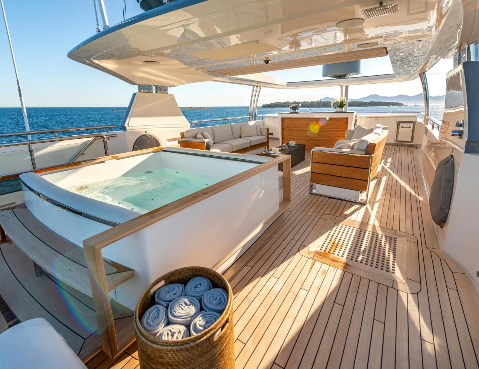 147ce_e9a1c_n1zbv_imperial_princess_beatrice_princess_40m_used_yacht_for_sale_superyacht_flybridge_cannes_14.jpg