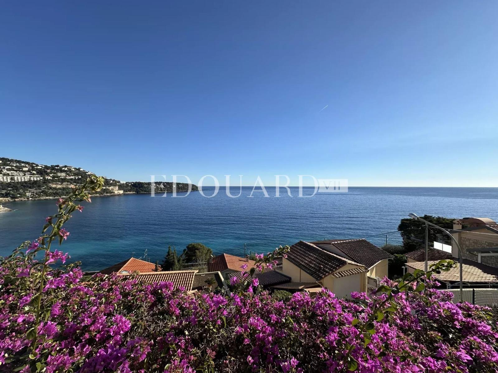 Sur la commune de Roquebrune Cap Martin, villa avec superbe vue mer panoramique et vaste garage