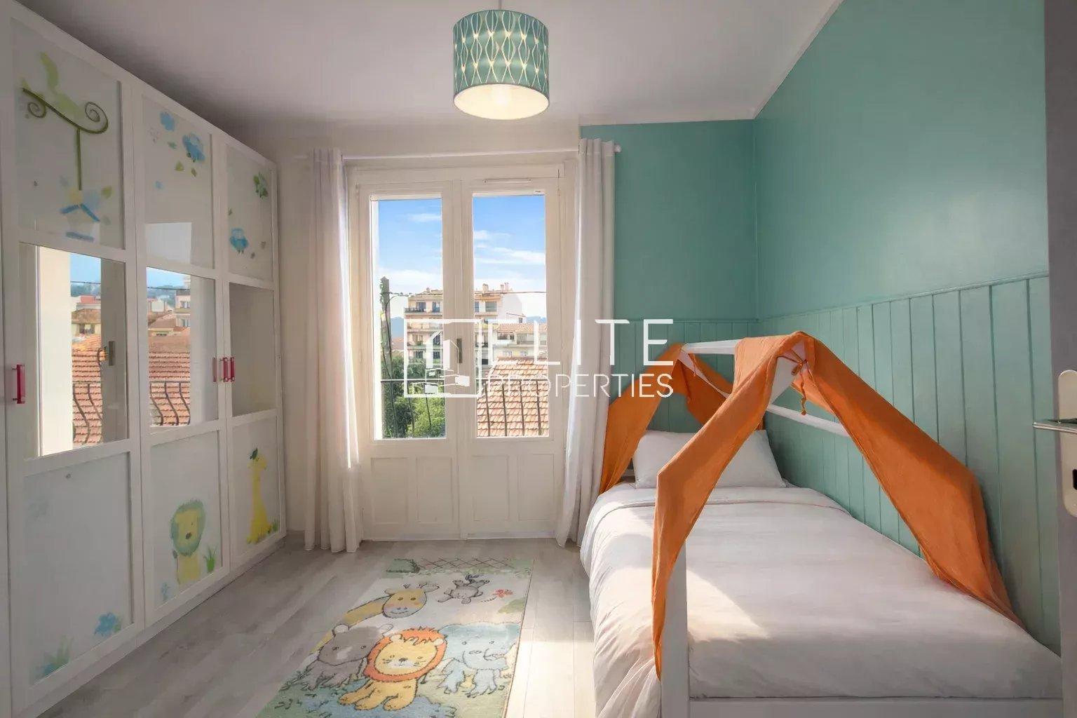 EXEPTIONNEL APPARTEMENT T5 en DUPLEX 109m² + TOIT TERRASSE de 75m² à VALLAURIS avec Garage.