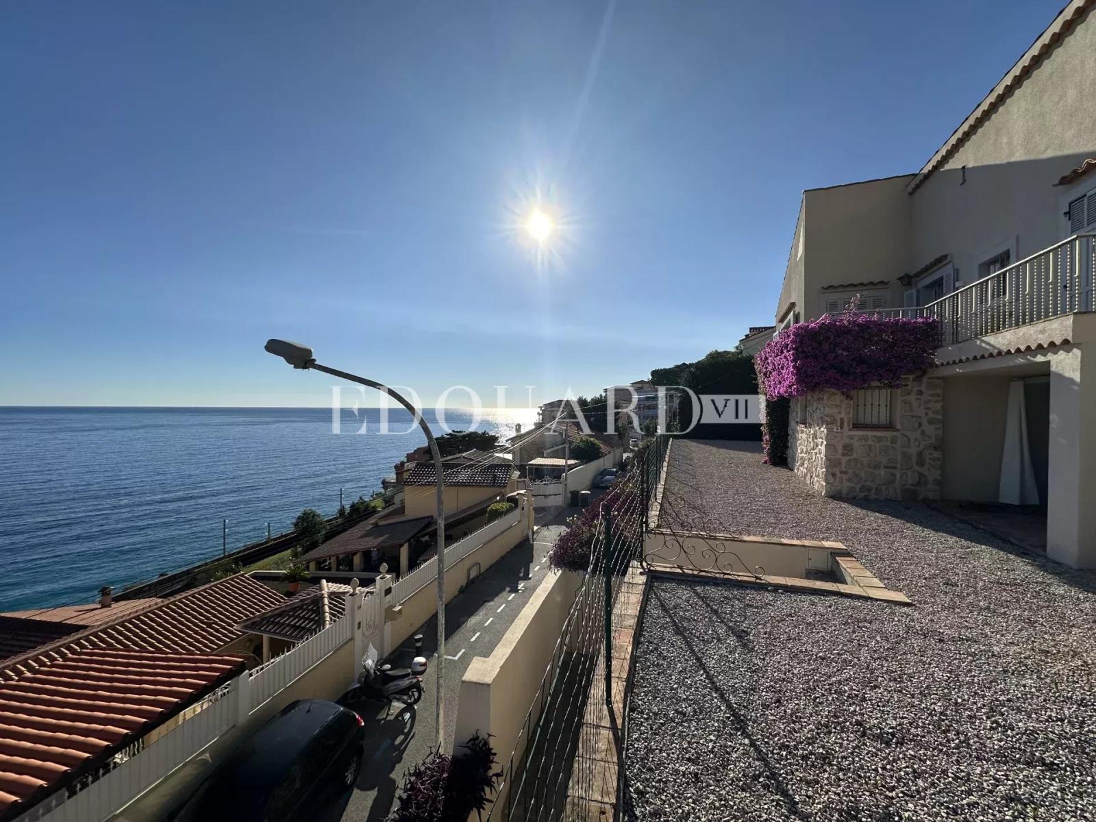 Sur la commune de Roquebrune Cap Martin, villa avec superbe vue mer panoramique et vaste garage