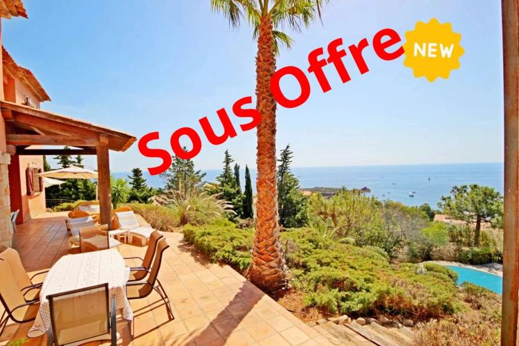 AGAY BORD DE MER ENTRE CANNES ET SAINT RAPHAEL. VILLA DE CARACTERE 10 PIECES FACE MER