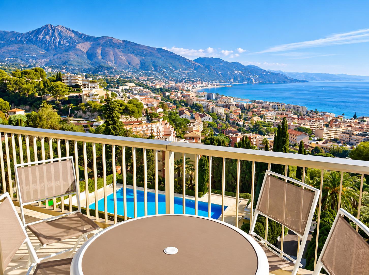 ROQUEBRUNE-CAP-MARTIN – SPACIEUX 4 PIÈCES AVEC PISCINE ET PARKING, PROCHE MONACO