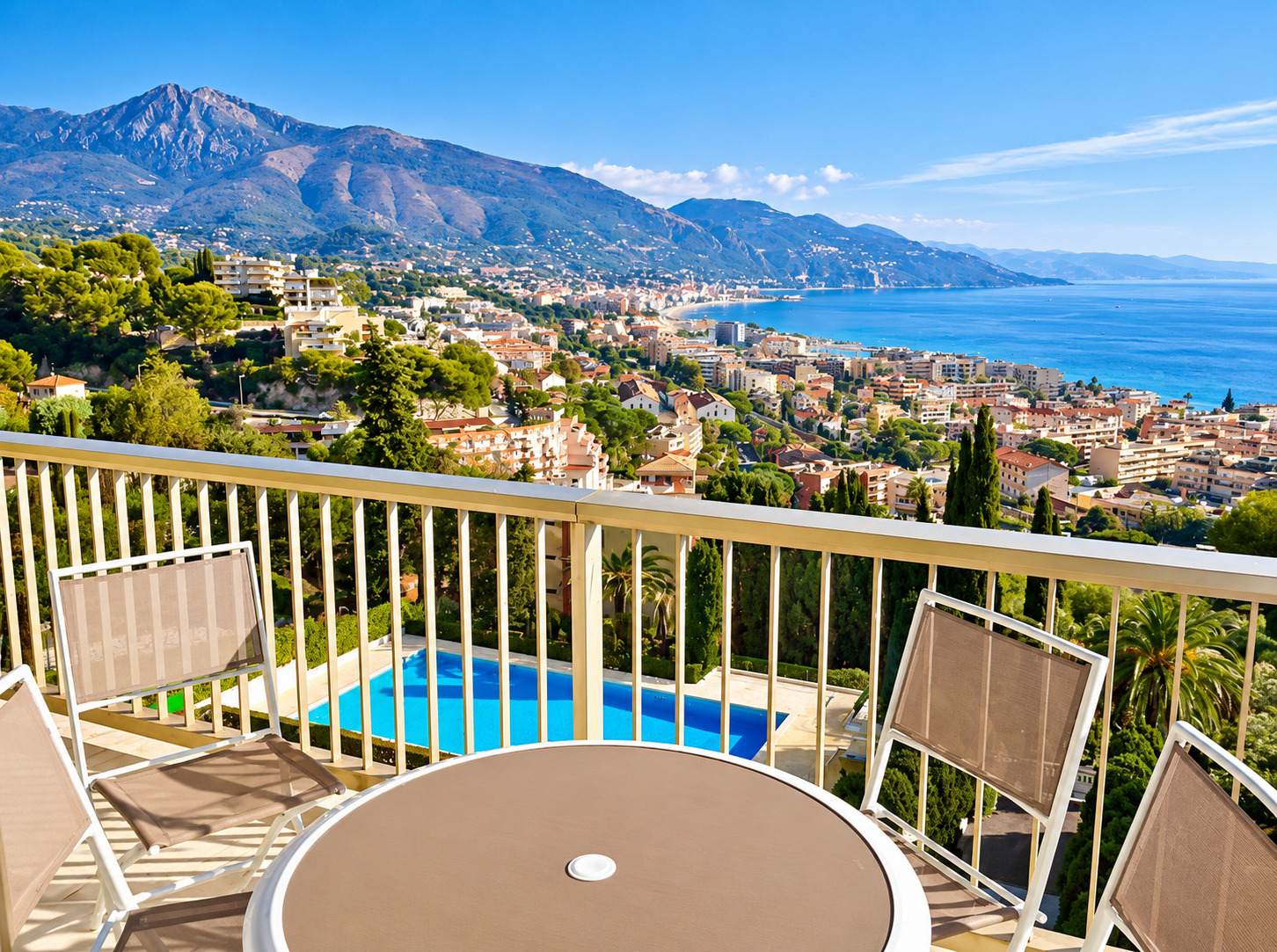 16c31_balcon-mediterraneen-avec-vue-panoramique-1793003164.jpg