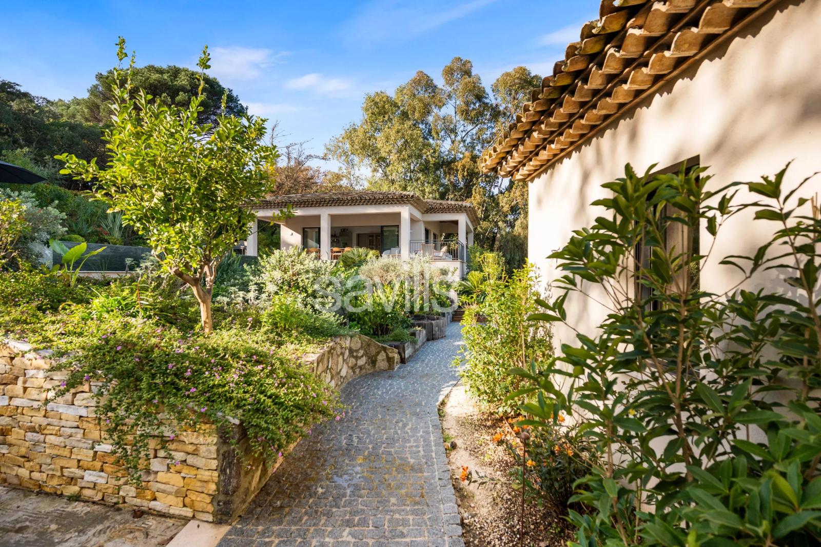 Propriété d’ exception entièrement rénovée proche des plages